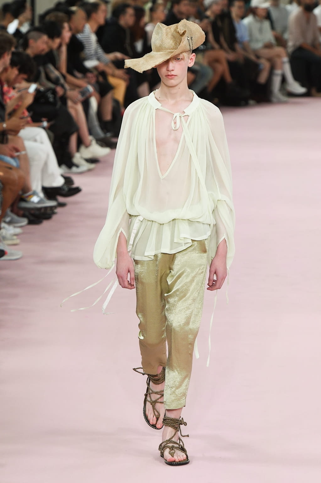 Fashion Week Paris Spring/Summer 2019 look 26 from the Ann Demeulemeester collection 男装