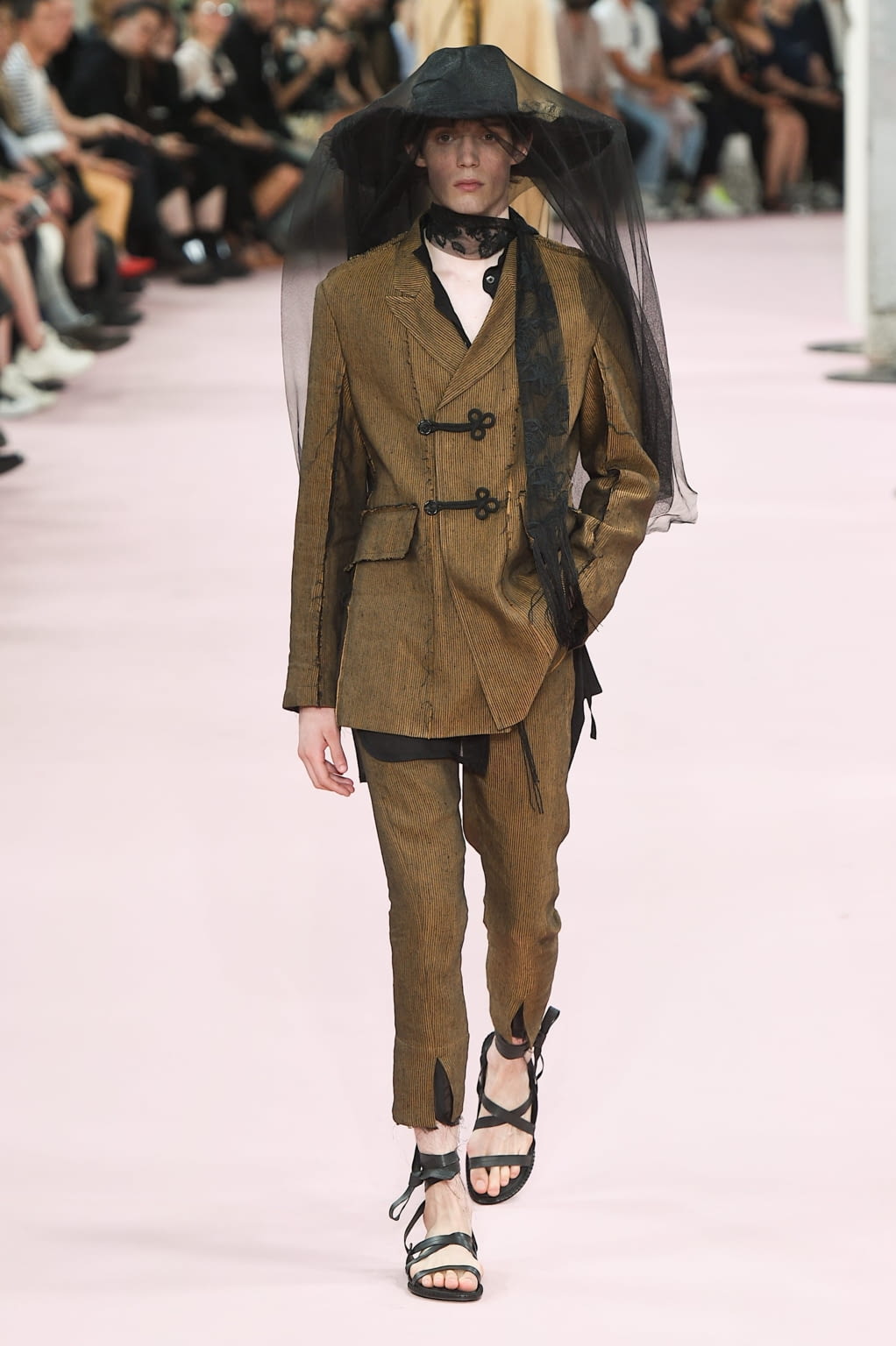 Fashion Week Paris Spring/Summer 2019 look 28 de la collection Ann Demeulemeester menswear