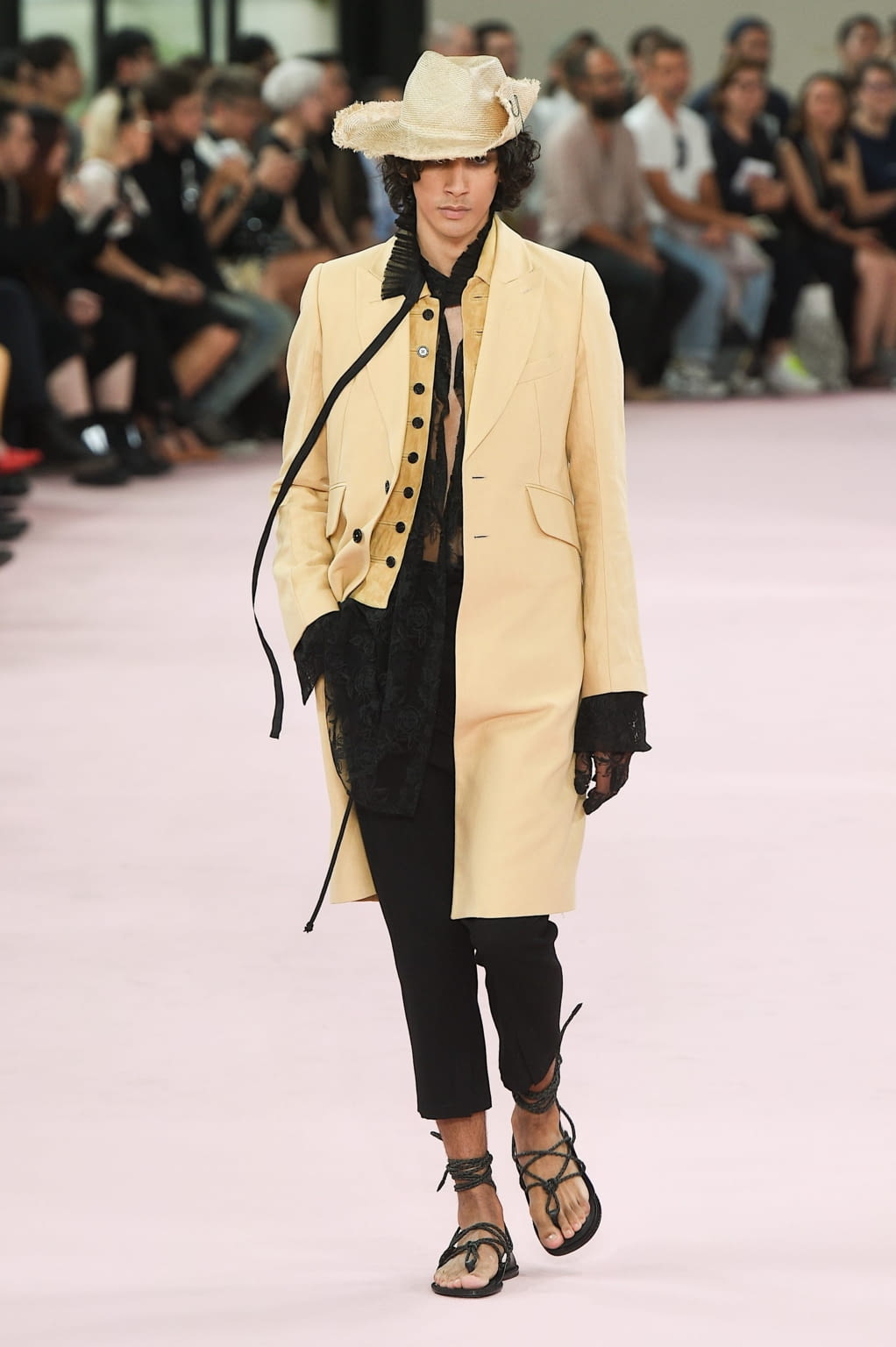 Fashion Week Paris Spring/Summer 2019 look 29 de la collection Ann Demeulemeester menswear