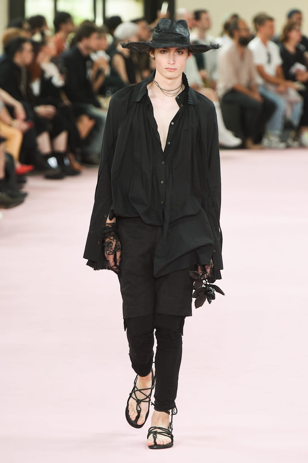 Fashion Week Paris Spring/Summer 2019 look 32 de la collection Ann Demeulemeester menswear