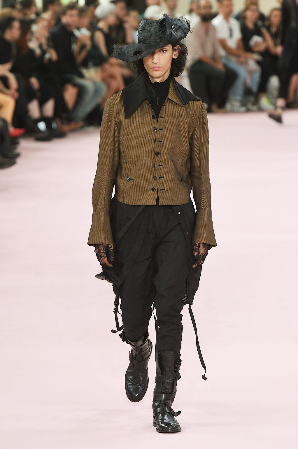 Fashion Week Paris Spring/Summer 2019 look 33 from the Ann Demeulemeester collection menswear