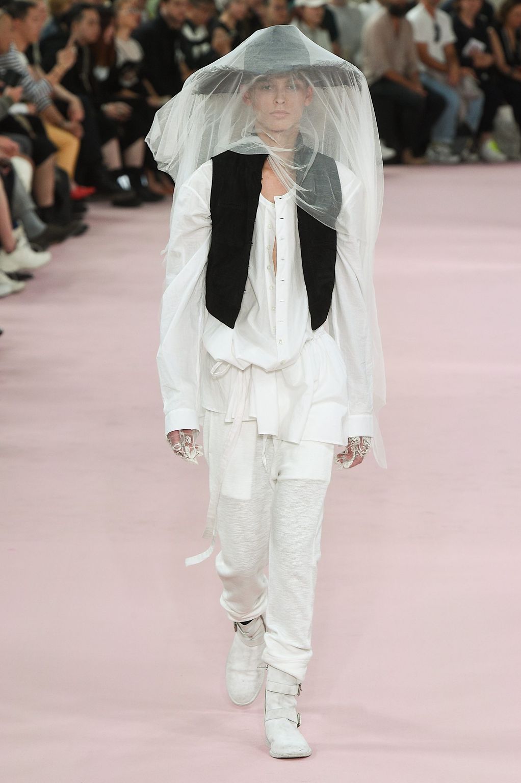 Fashion Week Paris Spring/Summer 2019 look 38 from the Ann Demeulemeester collection 男装