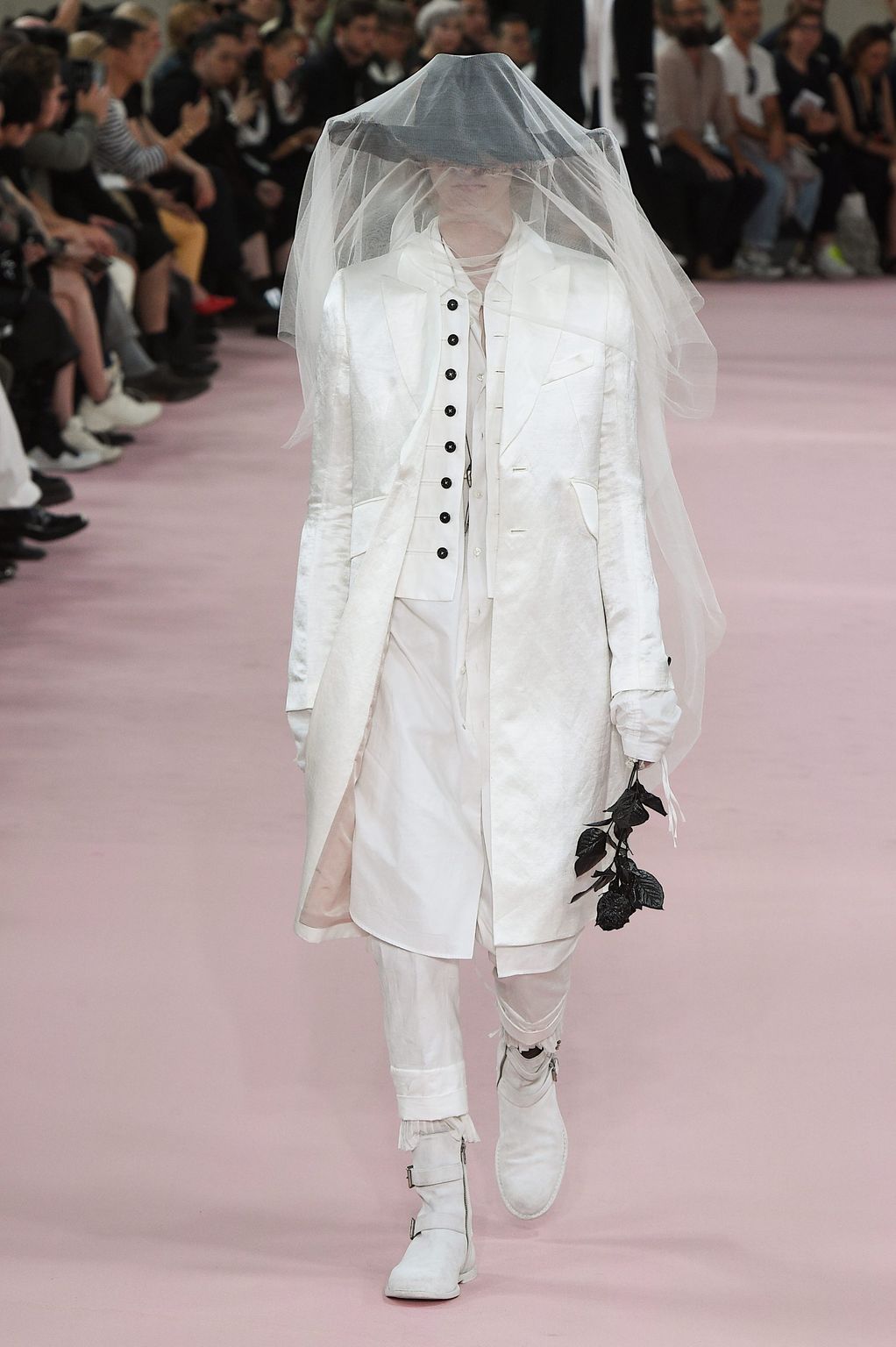 Fashion Week Paris Spring/Summer 2019 look 39 de la collection Ann Demeulemeester menswear