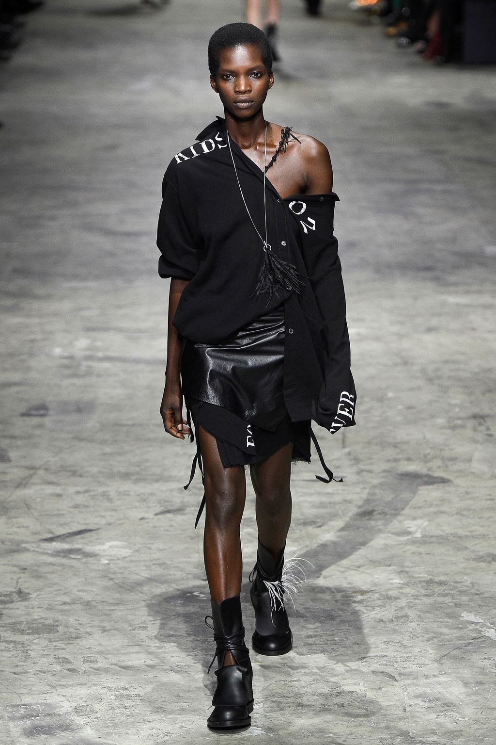 Fashion Week Paris Spring/Summer 2018 look 19 from the Ann Demeulemeester collection 女装