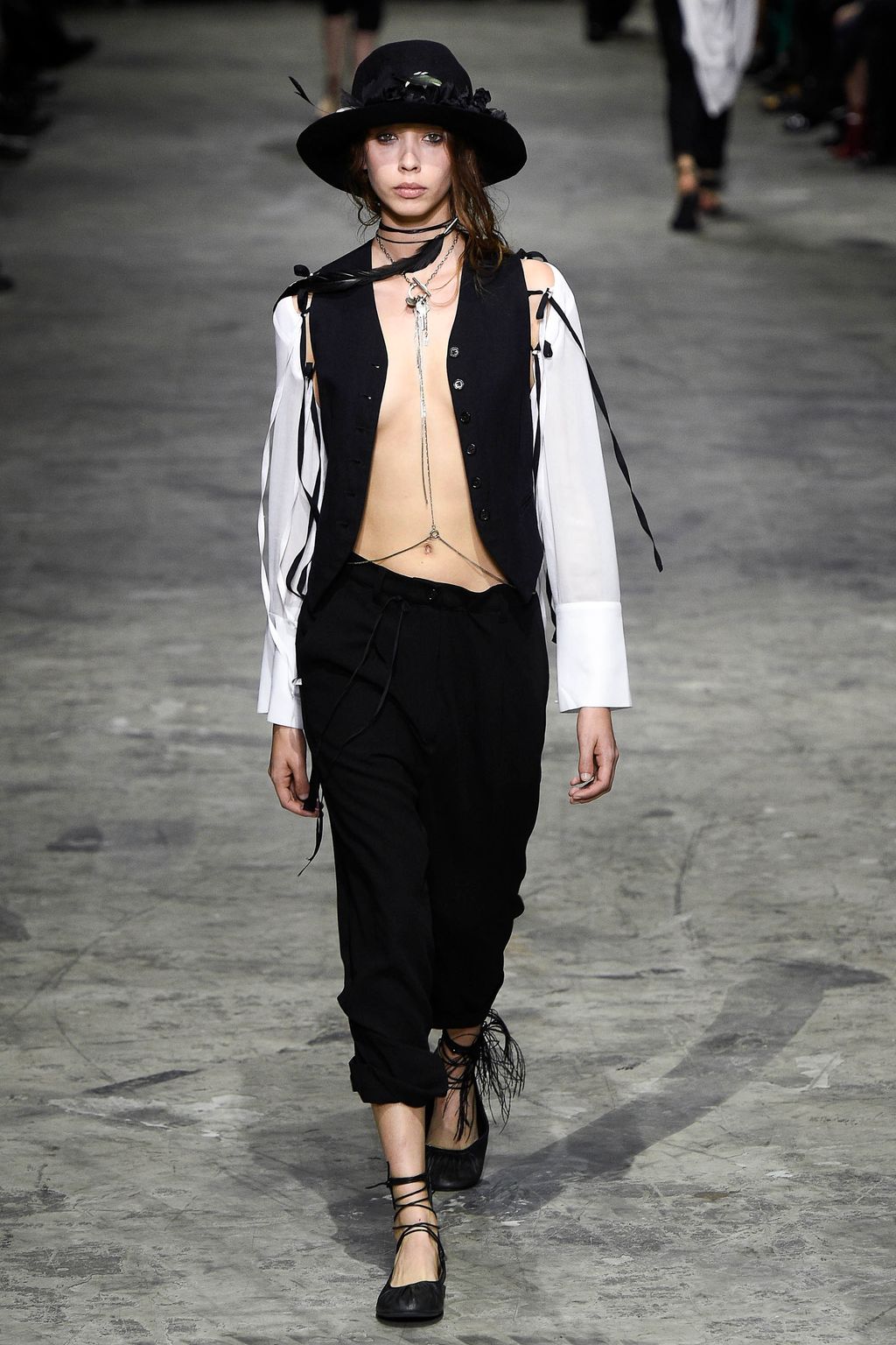 Fashion Week Paris Spring/Summer 2018 look 20 from the Ann Demeulemeester collection 女装