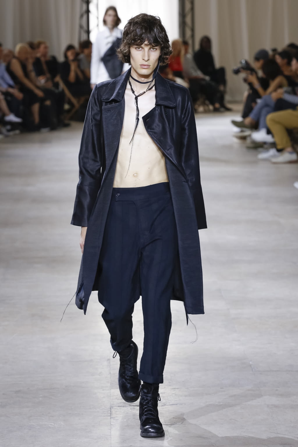 Fashion Week Paris Spring/Summer 2017 look 1 from the Ann Demeulemeester collection 男装