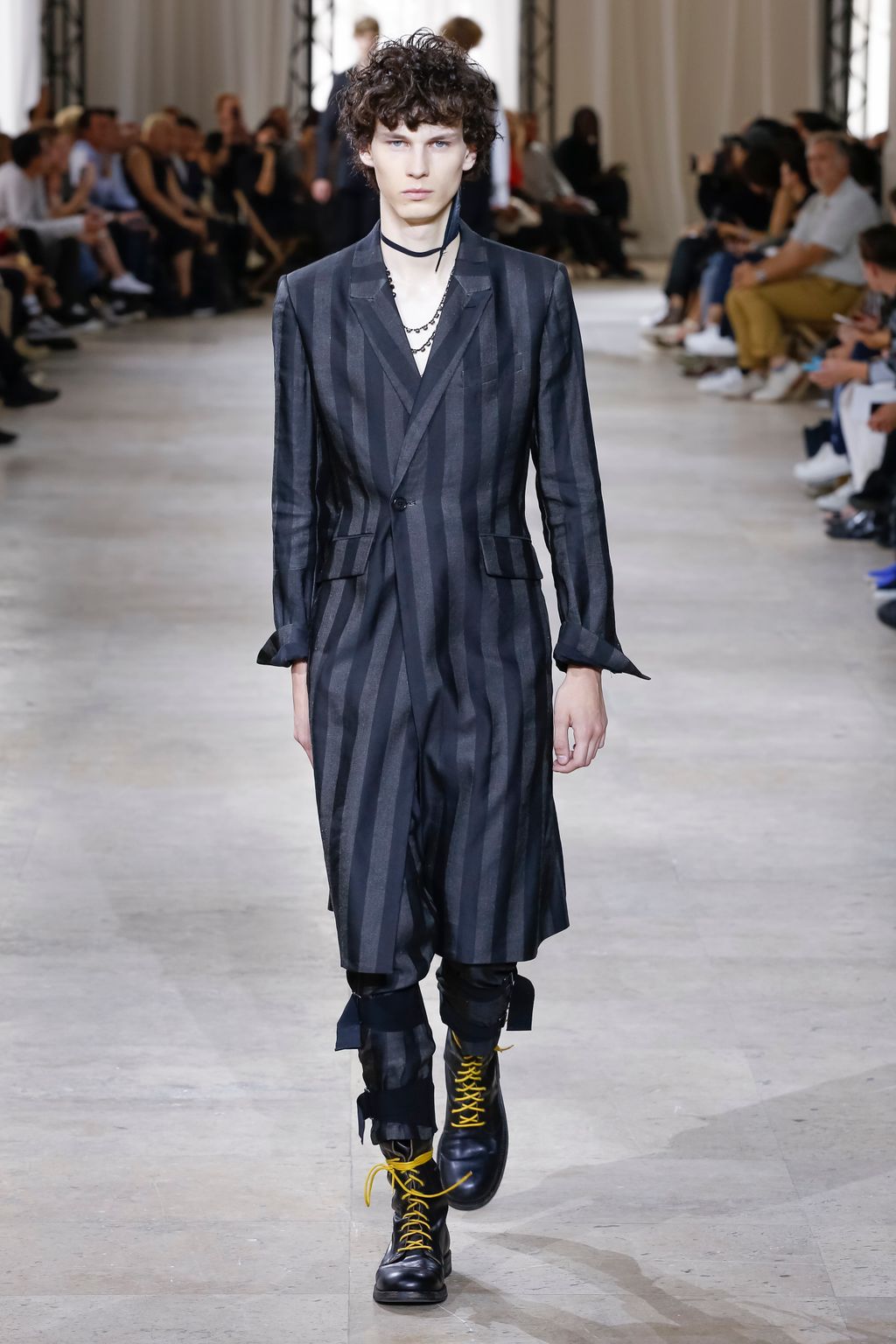 Fashion Week Paris Spring/Summer 2017 look 24 from the Ann Demeulemeester collection 男装