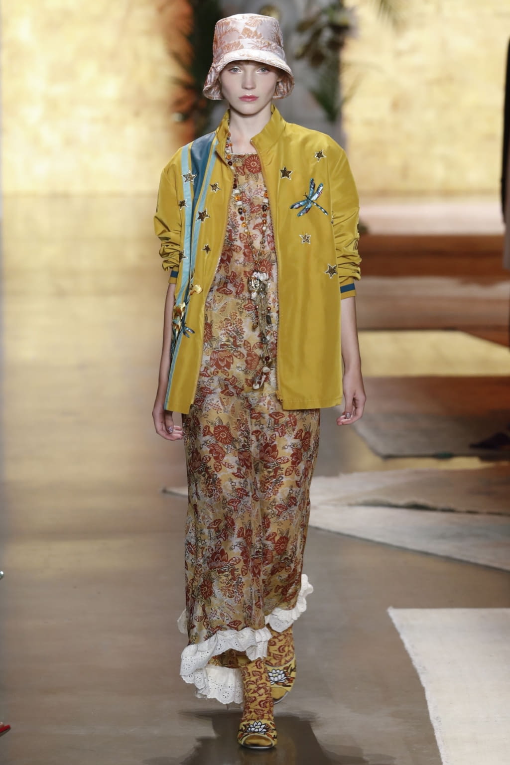 Fashion Week New York Spring/Summer 2019 look 18 from the Anna Sui collection 女装