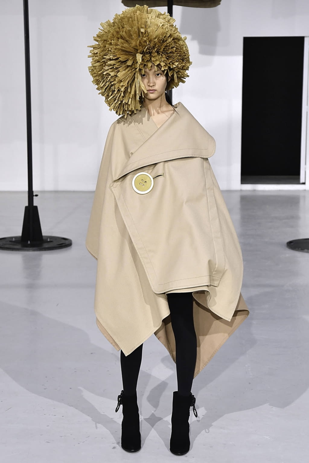 Fashion Week Paris Fall/Winter 2019 look 19 from the Anrealage collection womenswear