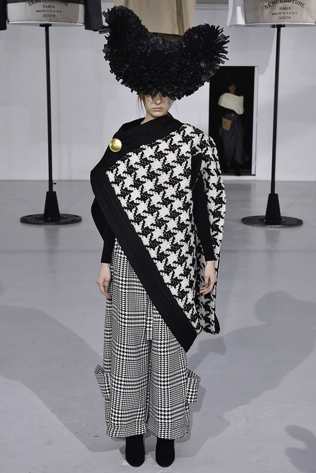 Fashion Week Paris Fall/Winter 2019 look 21 from the Anrealage collection womenswear