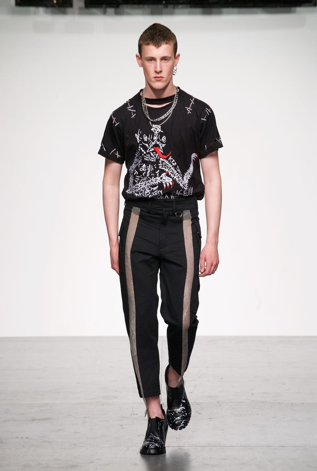 Fashion Week London Spring/Summer 2018 look 33 from the KTZ collection 男装