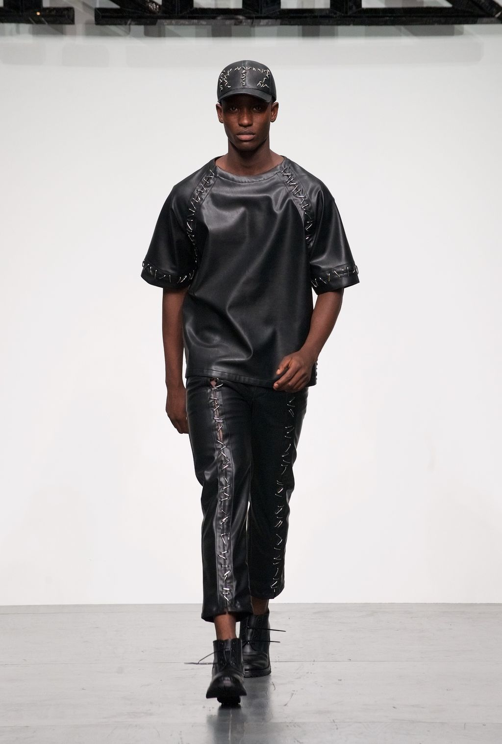 Fashion Week London Spring/Summer 2018 look 36 from the KTZ collection 男装