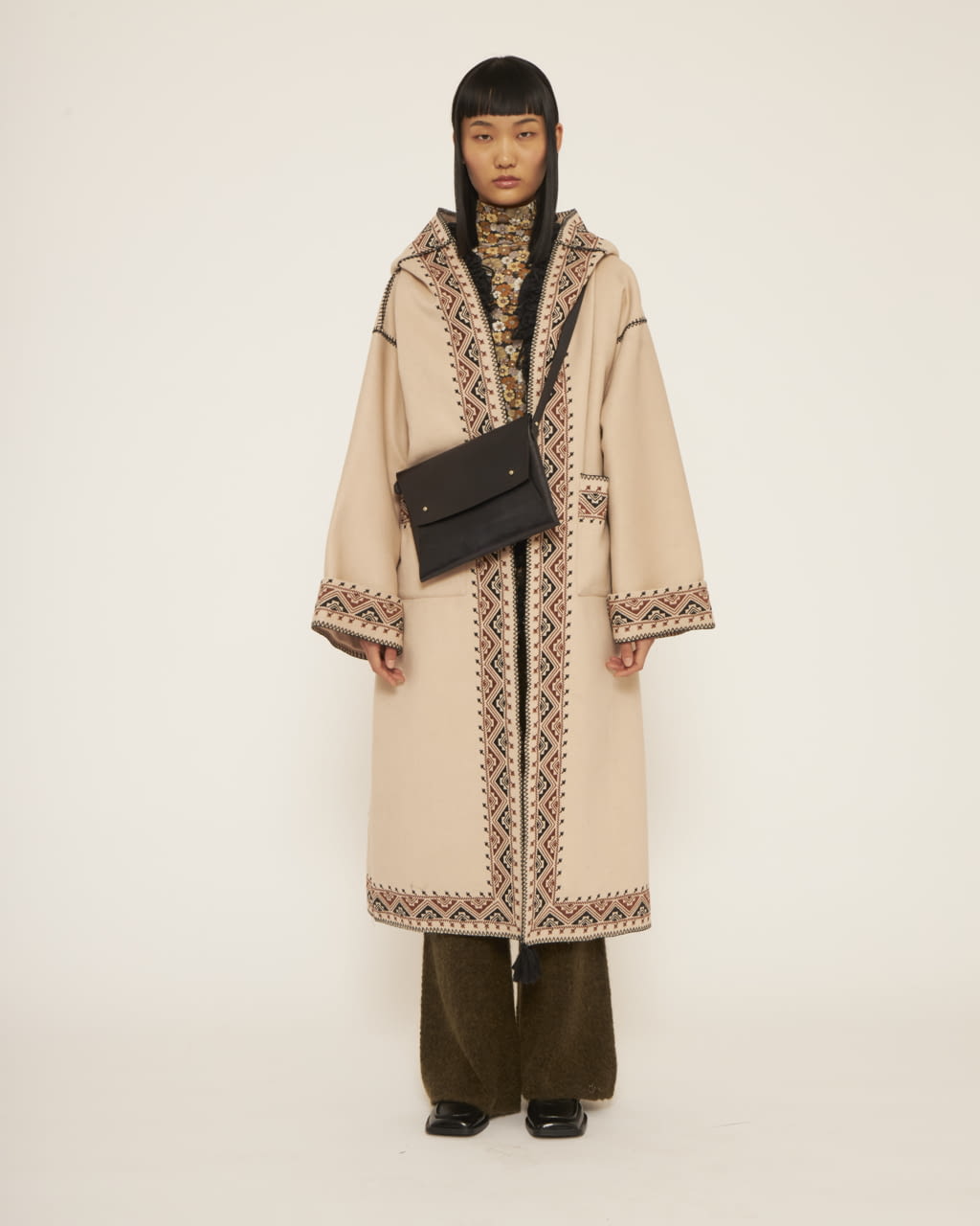Fashion Week Paris Fall/Winter 2022 look 1 de la collection Antik Batik womenswear