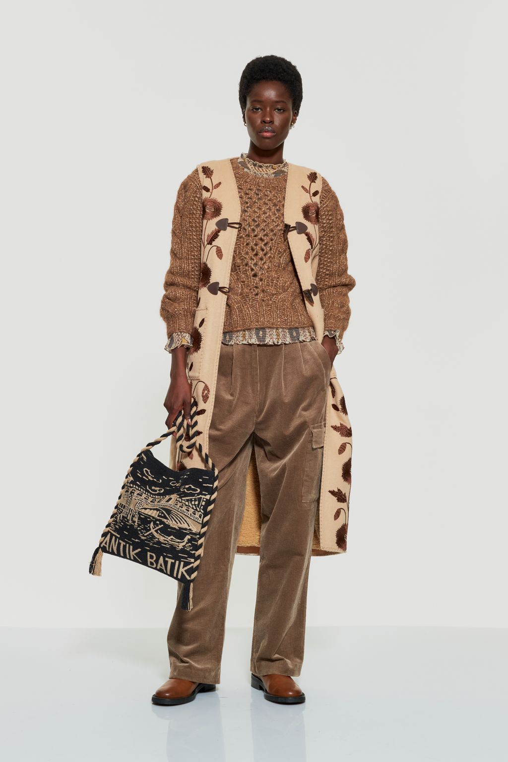 Fashion Week Paris Fall/Winter 2023 look 6 de la collection Antik Batik womenswear