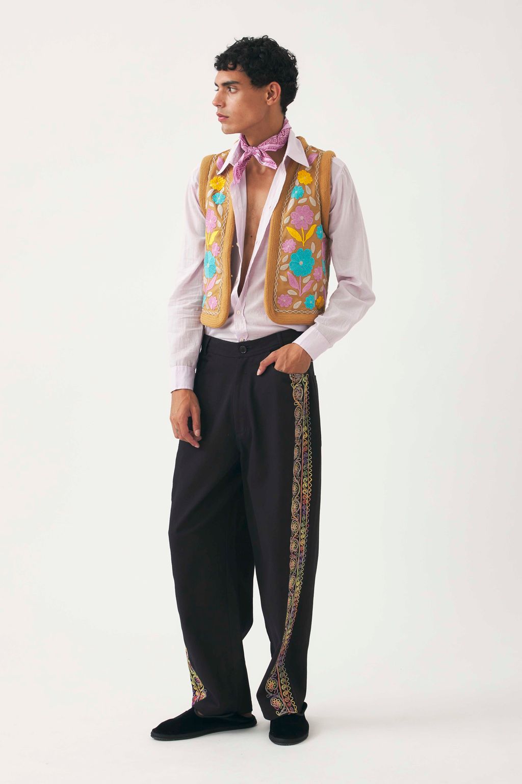Fashion Week Paris Spring/Summer 2024 look 18 de la collection Antik Batik menswear