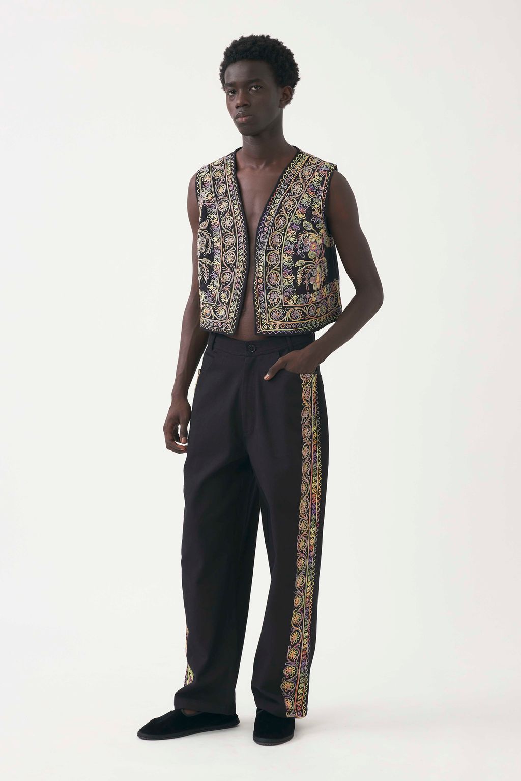 Fashion Week Paris Spring/Summer 2024 look 21 de la collection Antik Batik menswear