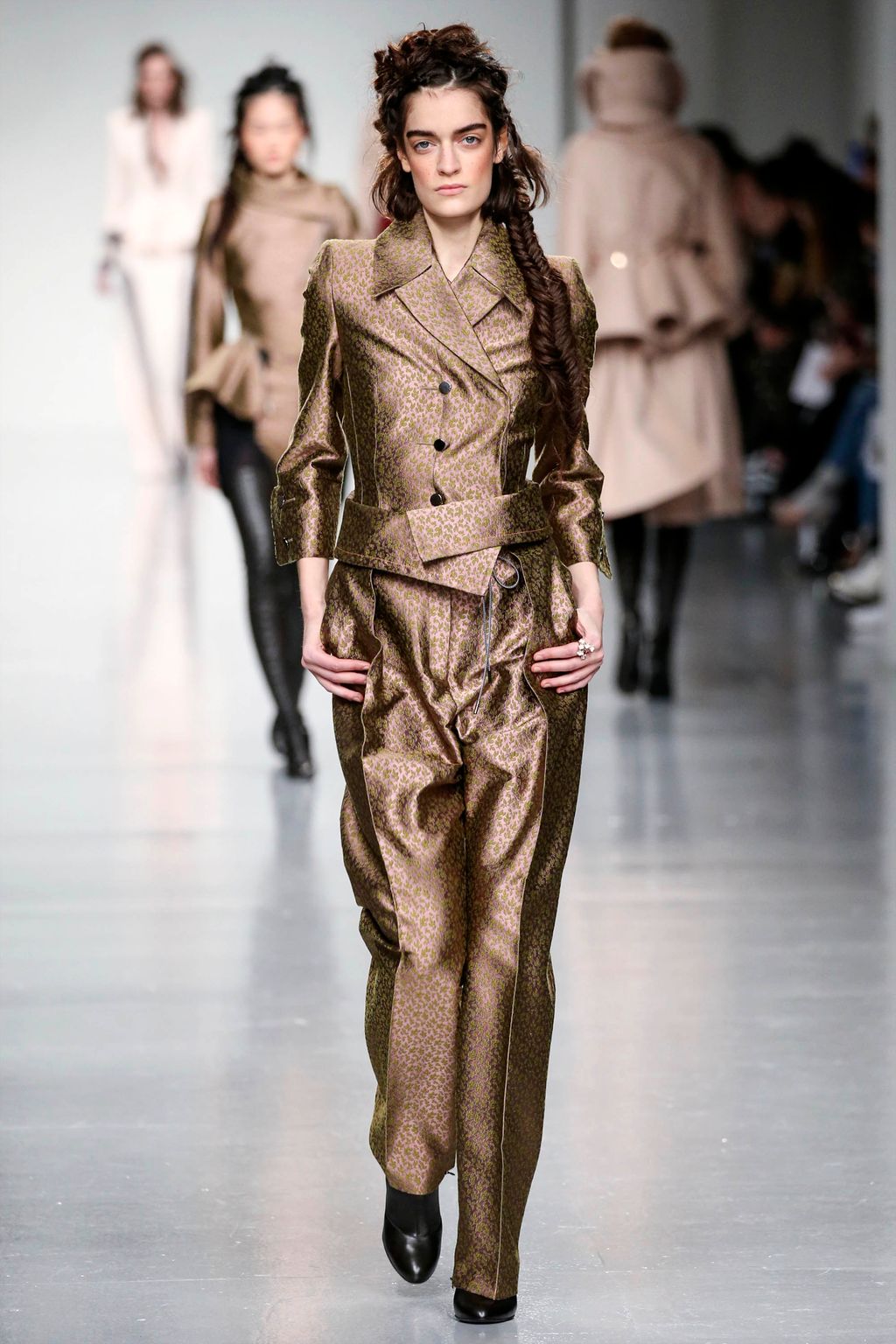 Fashion Week London Fall/Winter 2017 look 22 from the Antonio Berardi collection womenswear