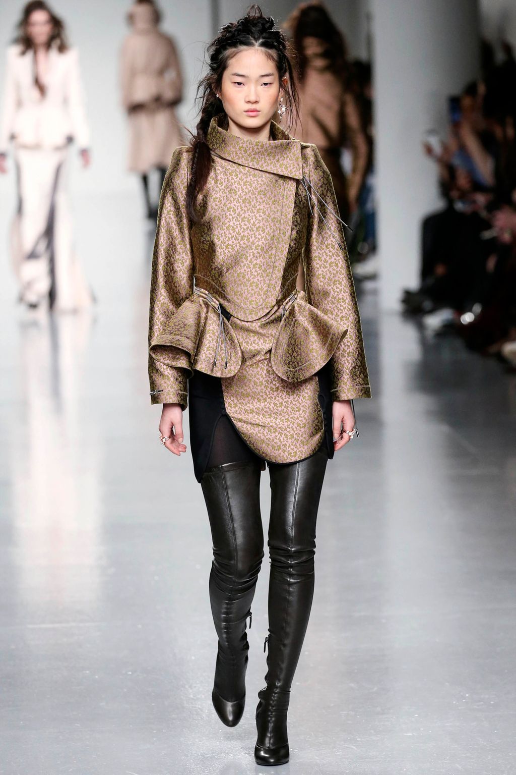 Fashion Week London Fall/Winter 2017 look 23 from the Antonio Berardi collection womenswear