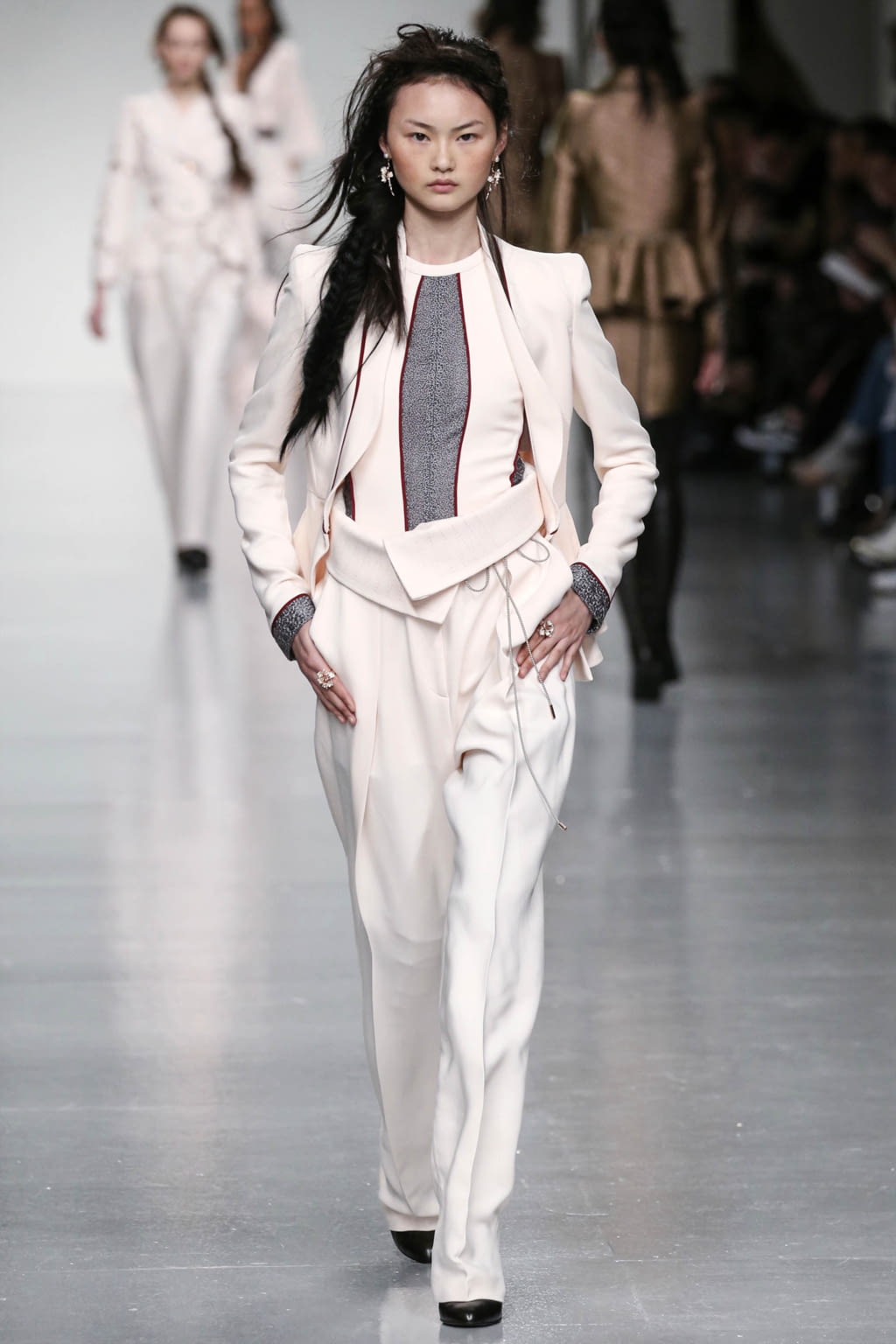 Fashion Week London Fall/Winter 2017 look 25 de la collection Antonio Berardi womenswear