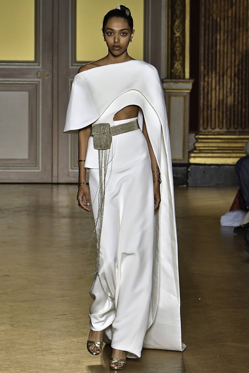 Fashion Week Paris Fall/Winter 2019 look 4 from the Antonio Grimaldi collection couture
