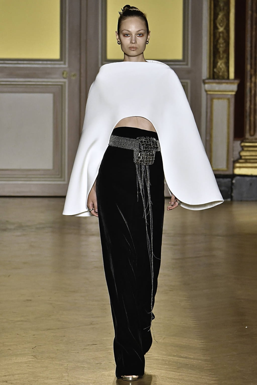 Fashion Week Paris Fall/Winter 2019 look 6 de la collection Antonio Grimaldi couture