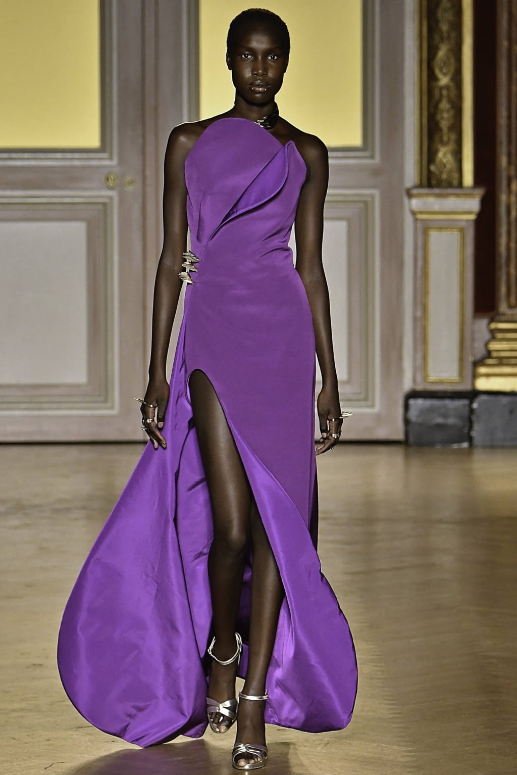 Fashion Week Paris Fall/Winter 2019 look 12 from the Antonio Grimaldi collection couture