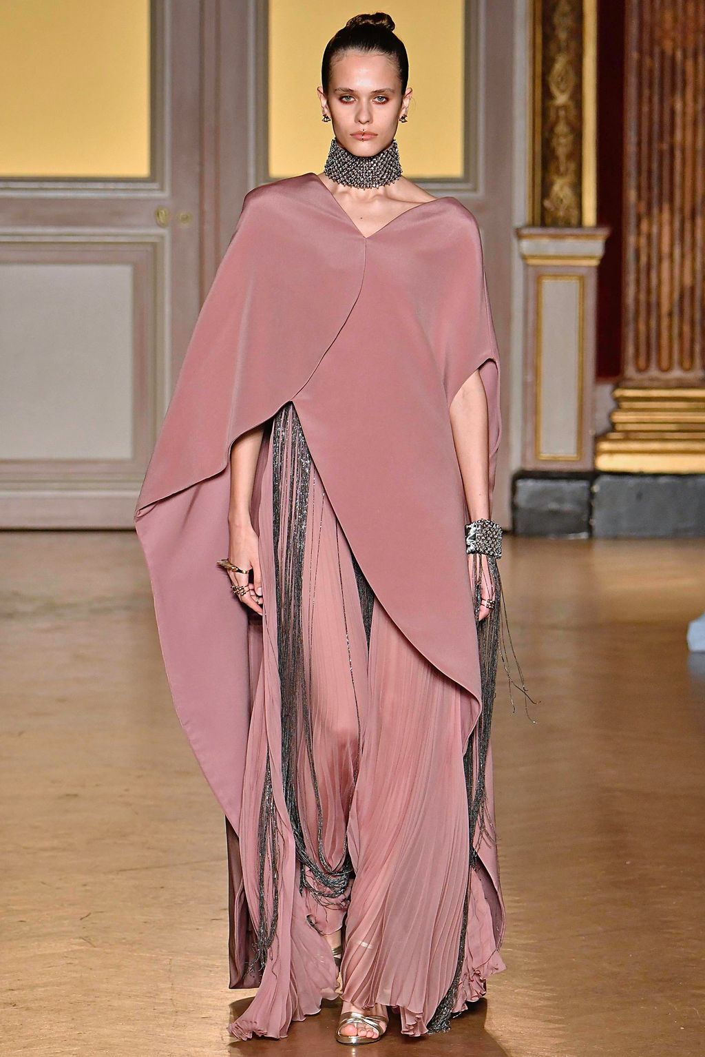 Fashion Week Paris Fall/Winter 2019 look 17 from the Antonio Grimaldi collection couture