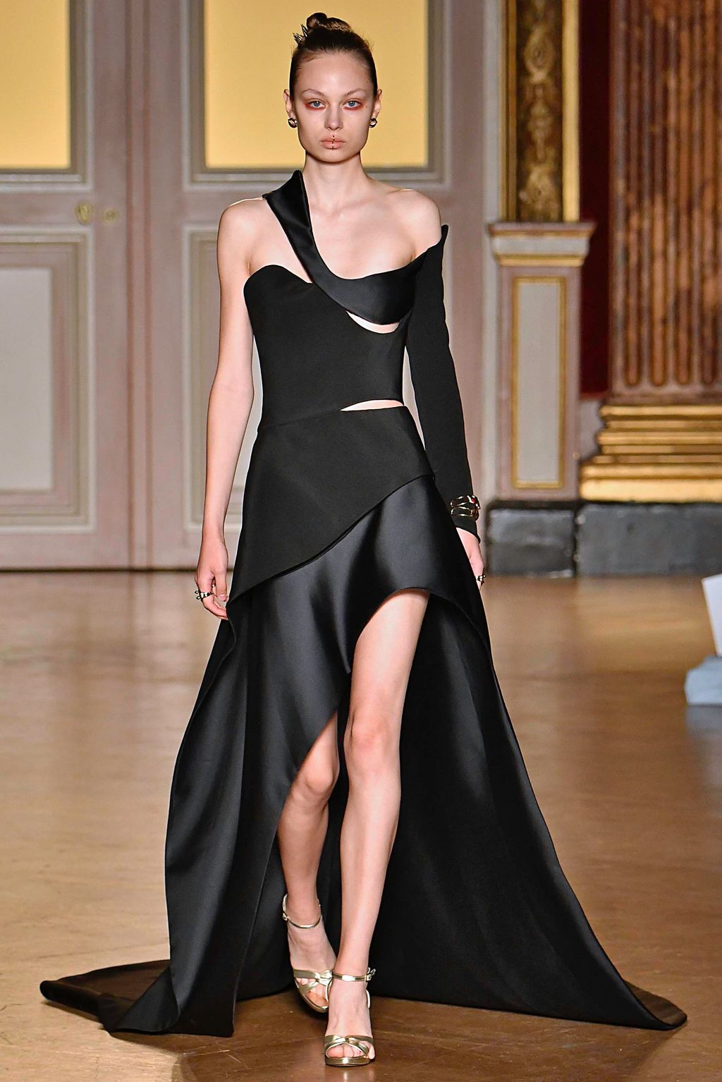 Fashion Week Paris Fall/Winter 2019 look 21 from the Antonio Grimaldi collection couture