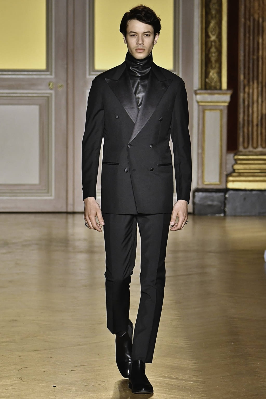 Fashion Week Paris Fall/Winter 2019 look 27 from the Antonio Grimaldi collection couture