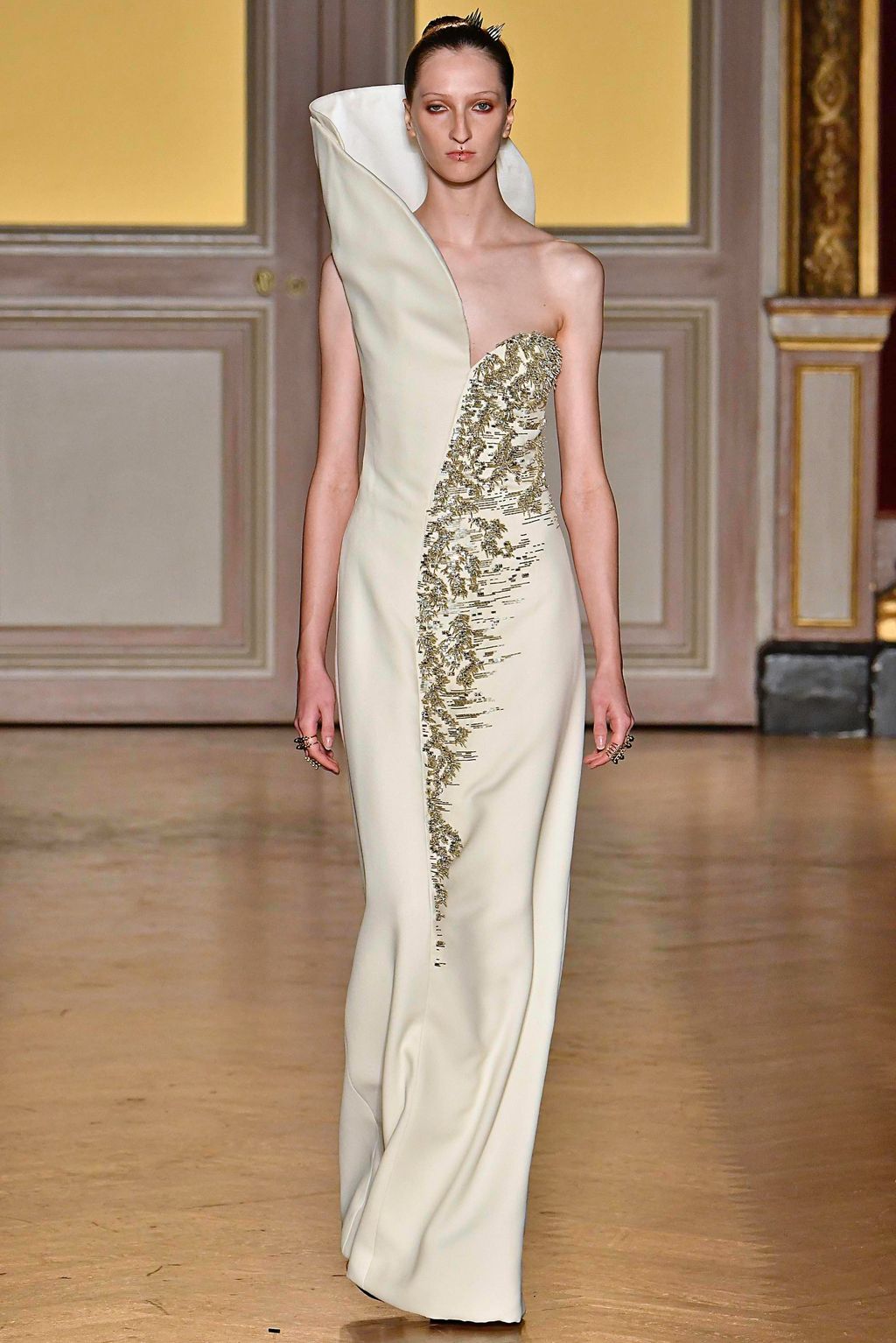 Fashion Week Paris Fall/Winter 2019 look 28 from the Antonio Grimaldi collection couture