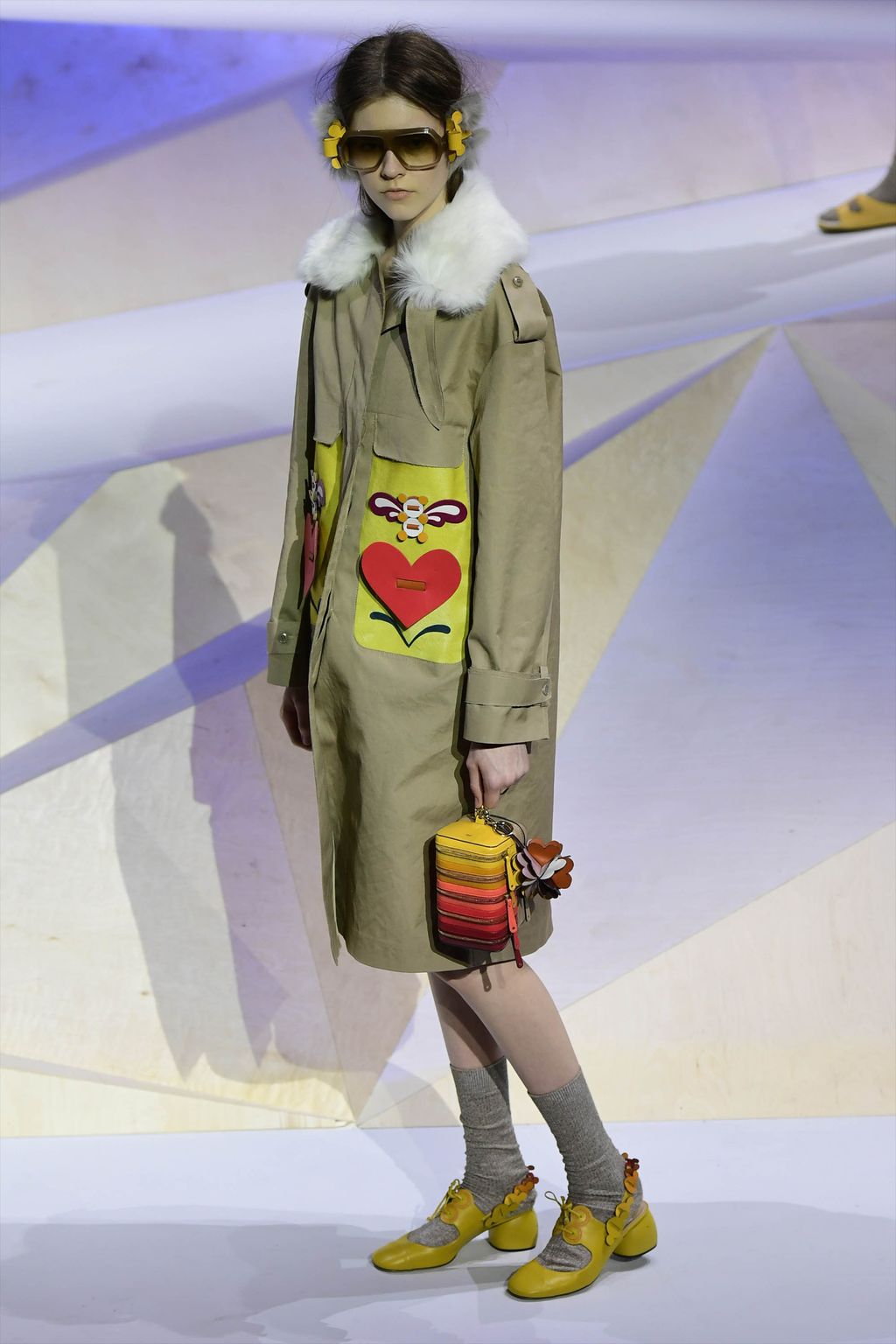 Fashion Week London Fall/Winter 2017 look 30 from the Anya Hindmarch collection 女装