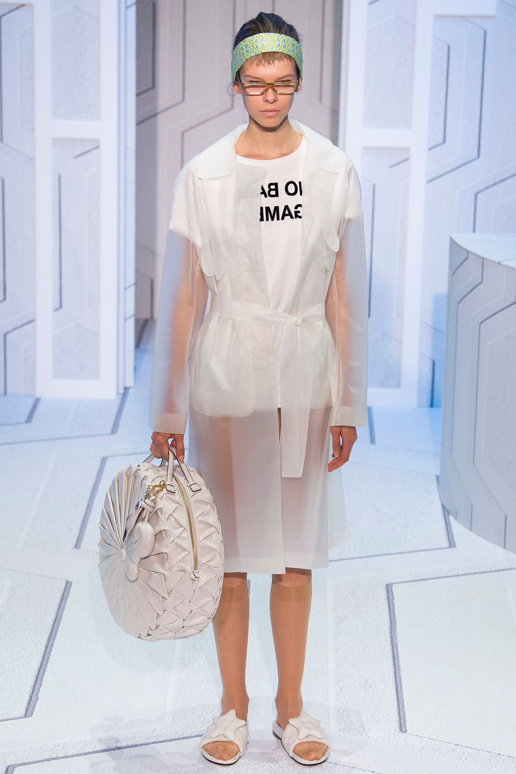 Fashion Week London Spring/Summer 2018 look 11 from the Anya Hindmarch collection 女装