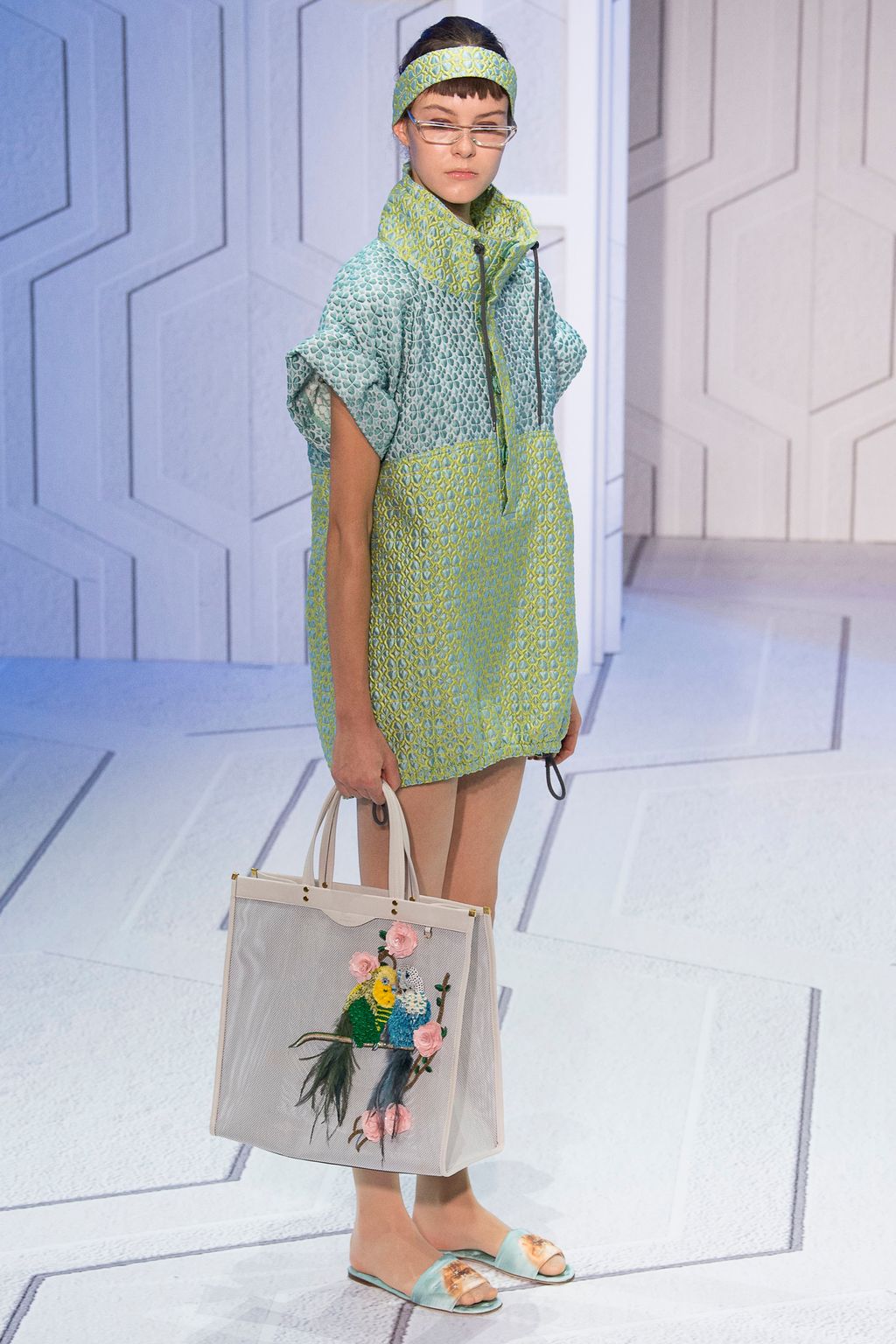 Fashion Week London Spring/Summer 2018 look 14 from the Anya Hindmarch collection 女装