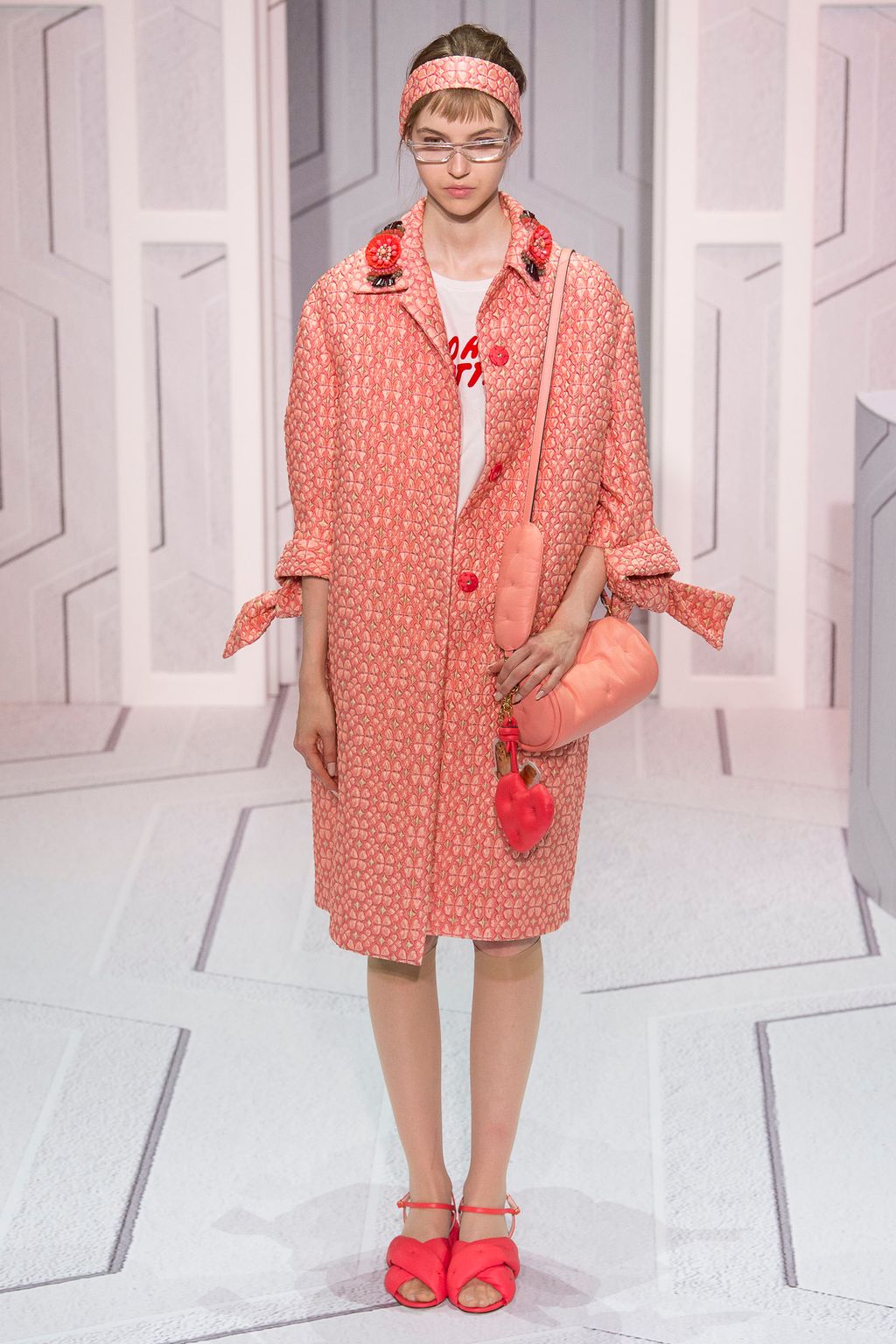 Fashion Week London Spring/Summer 2018 look 35 from the Anya Hindmarch collection 女装