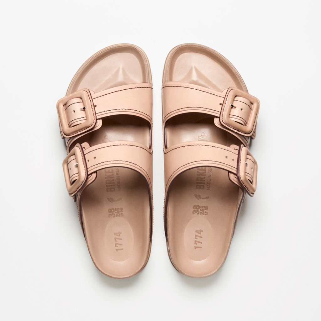 Fashion Week Paris Fall/Winter 2024 look 22 from the Birkenstock 1774 collection menswear accessories