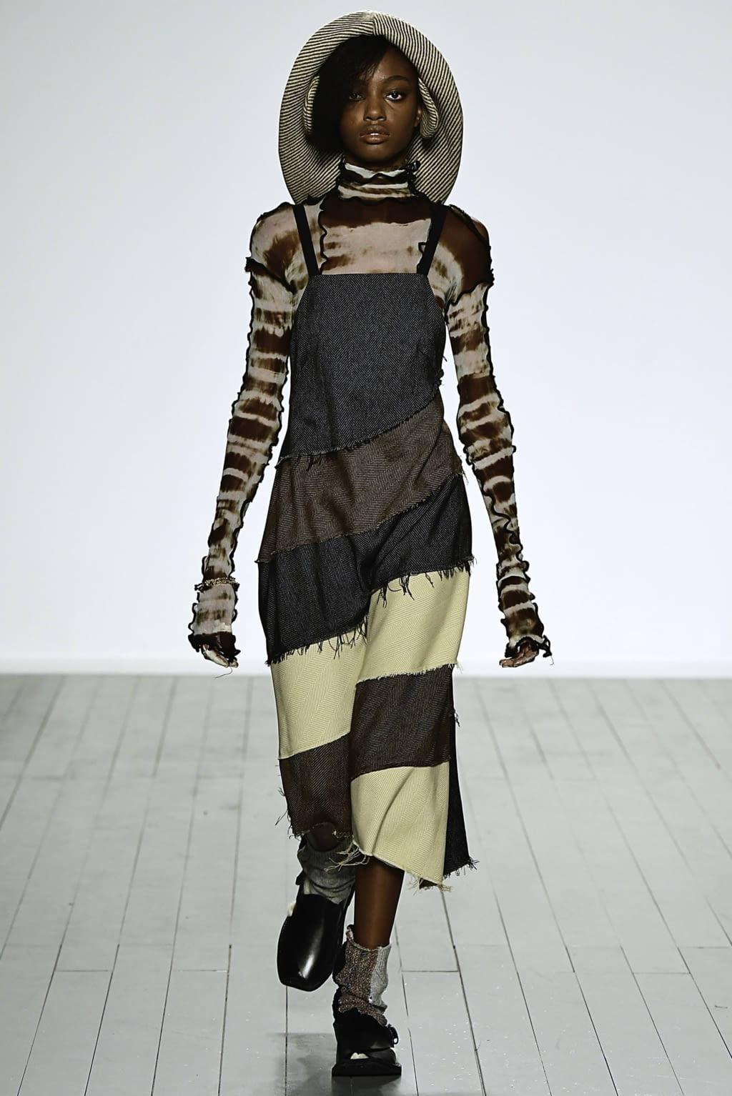 Fashion Week London Fall/Winter 2019 look 14 from the Asai collection 女装