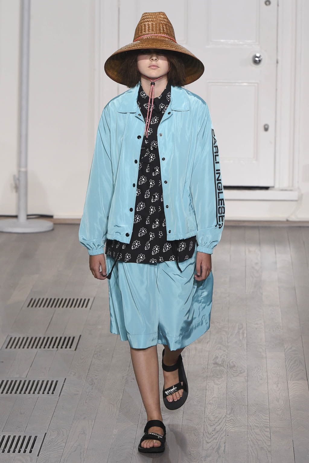 Fashion Week London Spring/Summer 2018 look 20 from the Ashley Williams collection womenswear