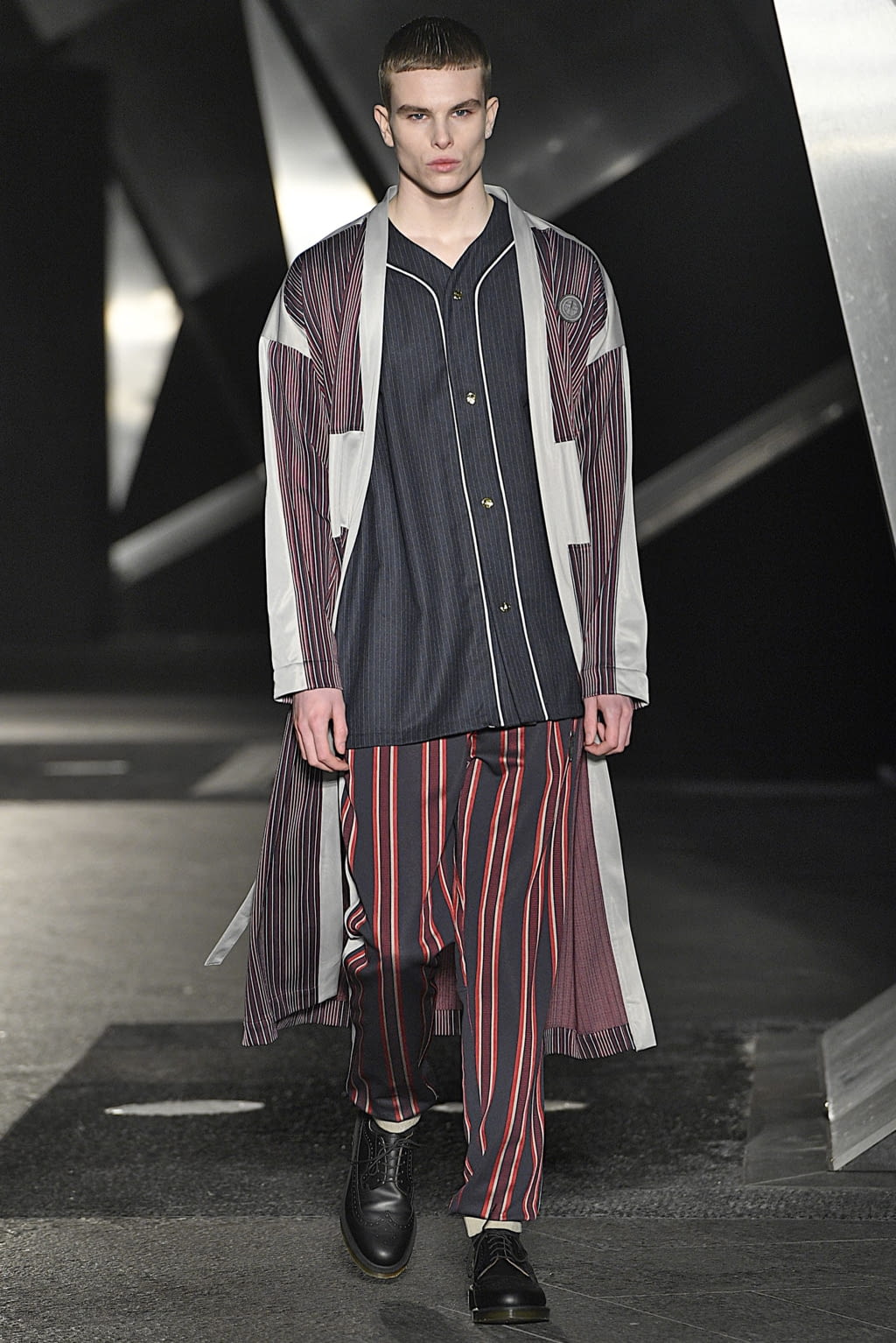 Fashion Week London Fall/Winter 2019 look 2 from the Astrid Andersen collection 男装