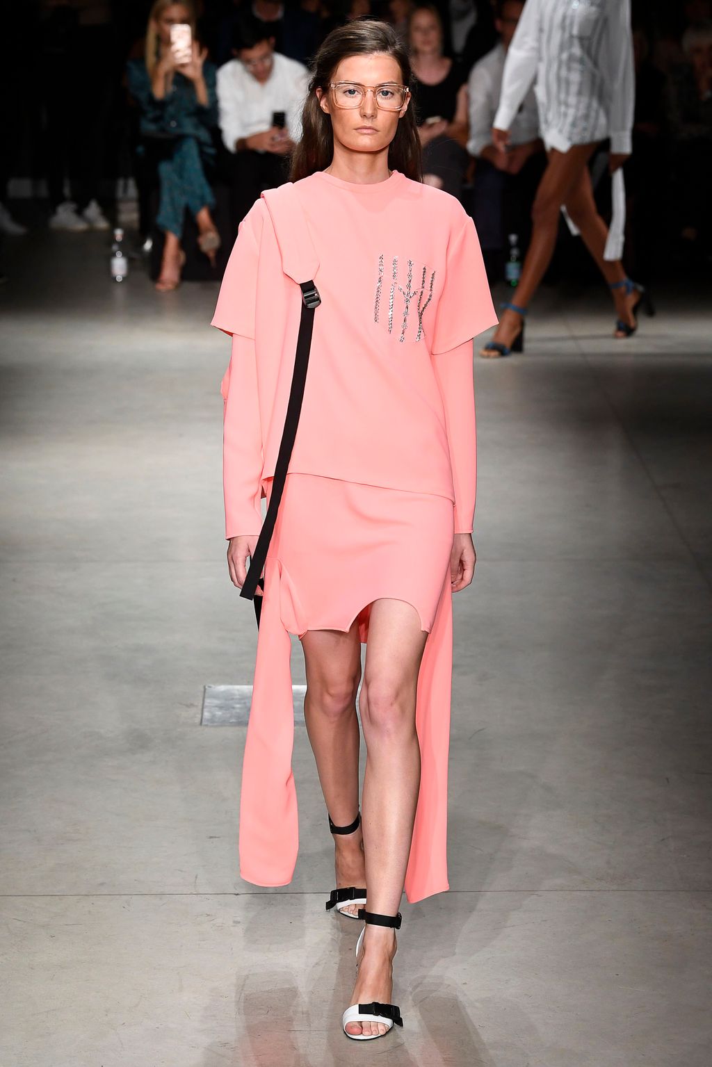 Fashion Week Milan Spring/Summer 2018 look 16 from the Au Jour Le Jour collection 女装