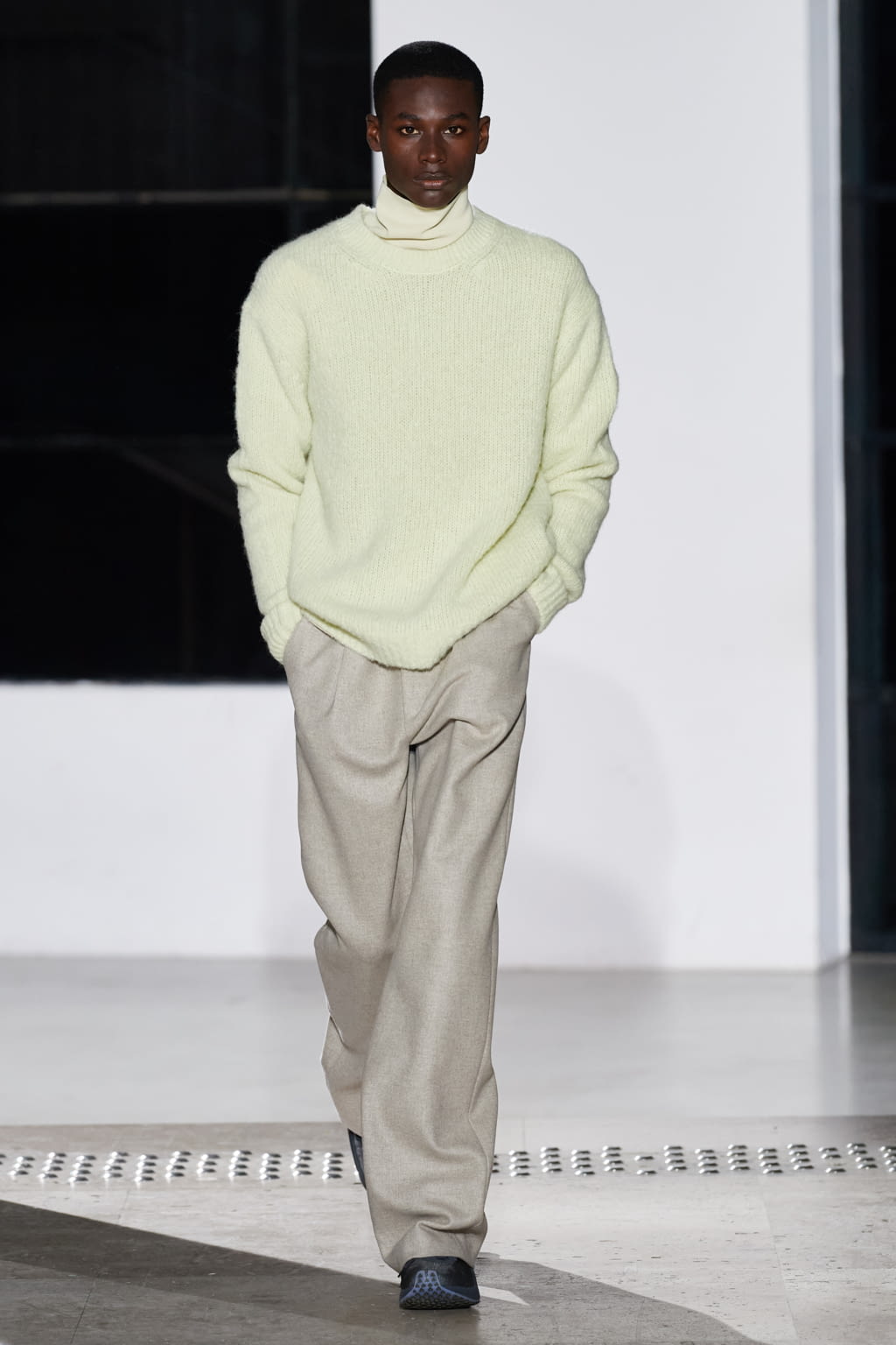 Fashion Week Paris Fall/Winter 2020 look 22 from the AURALEE collection menswear