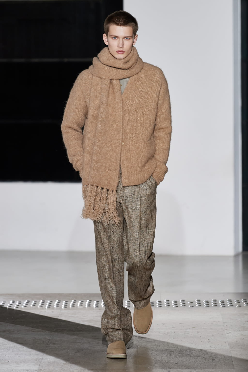 Fashion Week Paris Fall/Winter 2020 look 24 from the AURALEE collection menswear