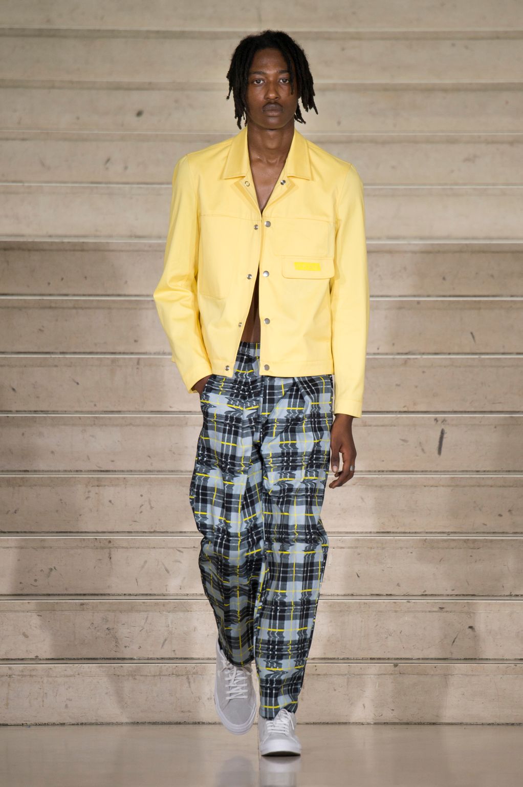 Fashion Week Paris Spring/Summer 2018 look 16 from the Avoc collection menswear