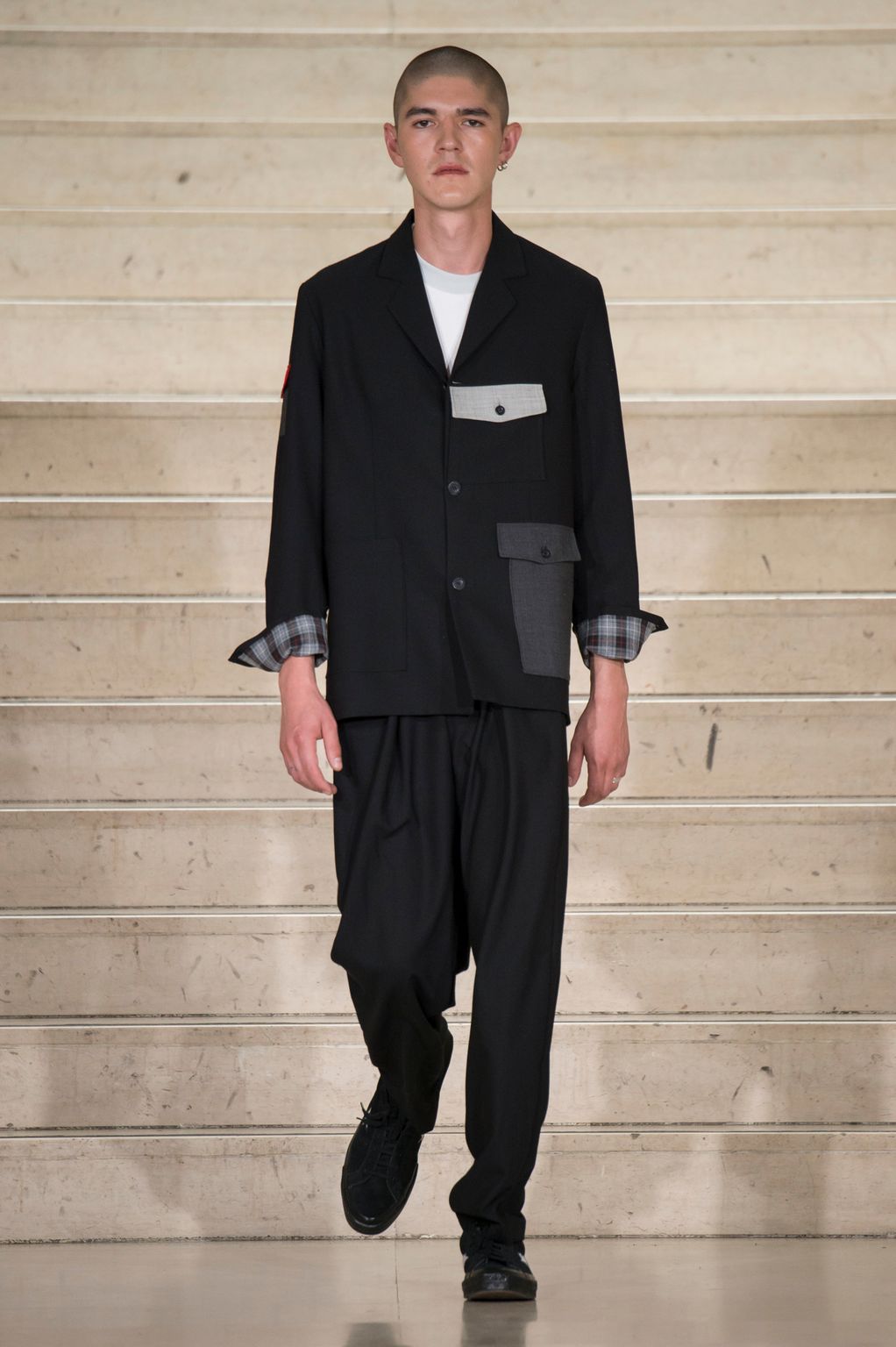 Fashion Week Paris Spring/Summer 2018 look 23 from the Avoc collection 男装