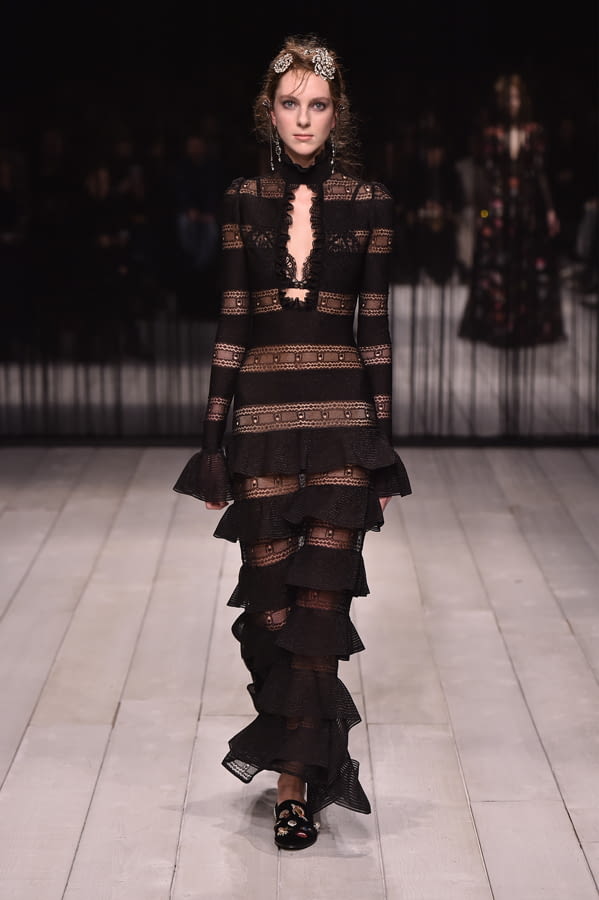 Fashion Week London Fall/Winter 2016 look 19 from the Alexander McQueen collection womenswear