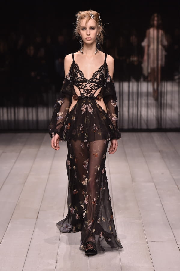 Fashion Week London Fall/Winter 2016 look 22 from the Alexander McQueen collection womenswear