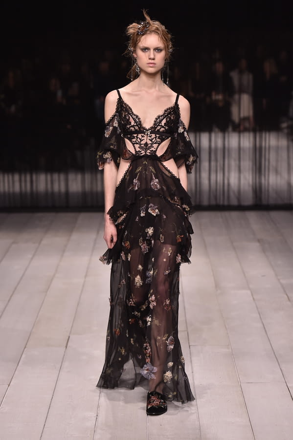 Fashion Week London Fall/Winter 2016 look 23 from the Alexander McQueen collection womenswear