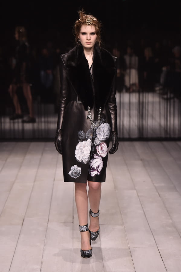 Fashion Week London Fall/Winter 2016 look 26 from the Alexander McQueen collection womenswear