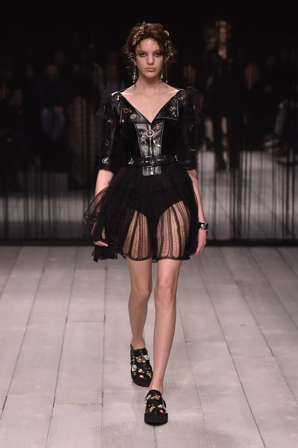 Fashion Week London Fall/Winter 2016 look 29 from the Alexander McQueen collection 女装