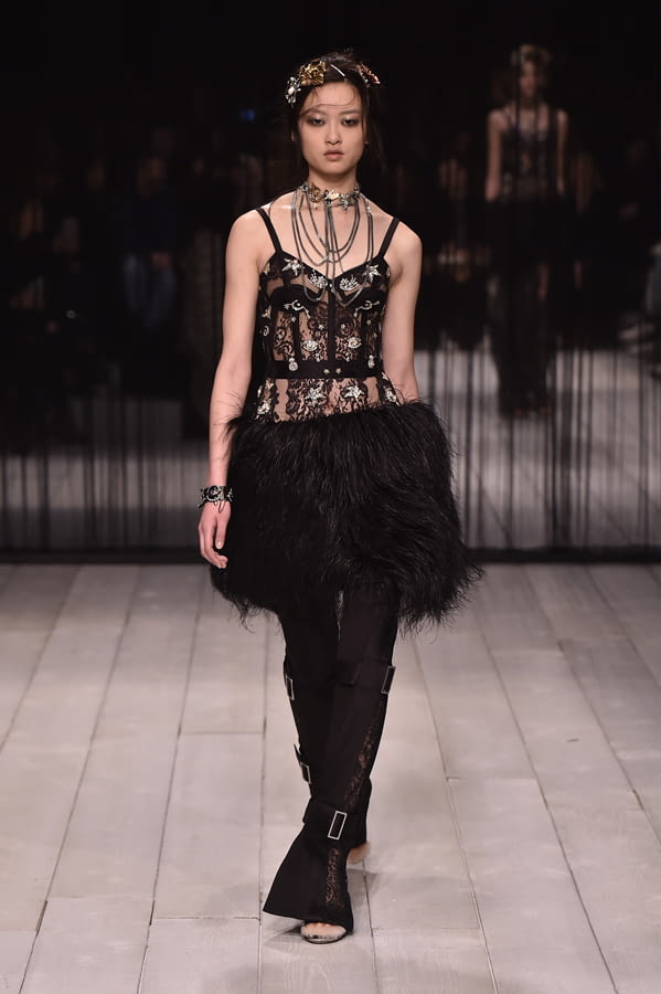 Fashion Week London Fall/Winter 2016 look 30 from the Alexander McQueen collection womenswear