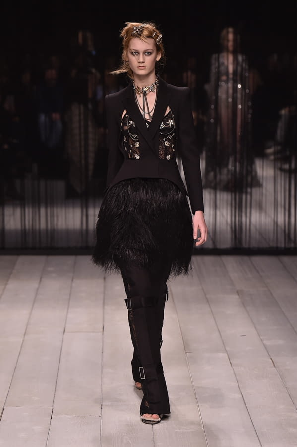 Fashion Week London Fall/Winter 2016 look 31 from the Alexander McQueen collection womenswear